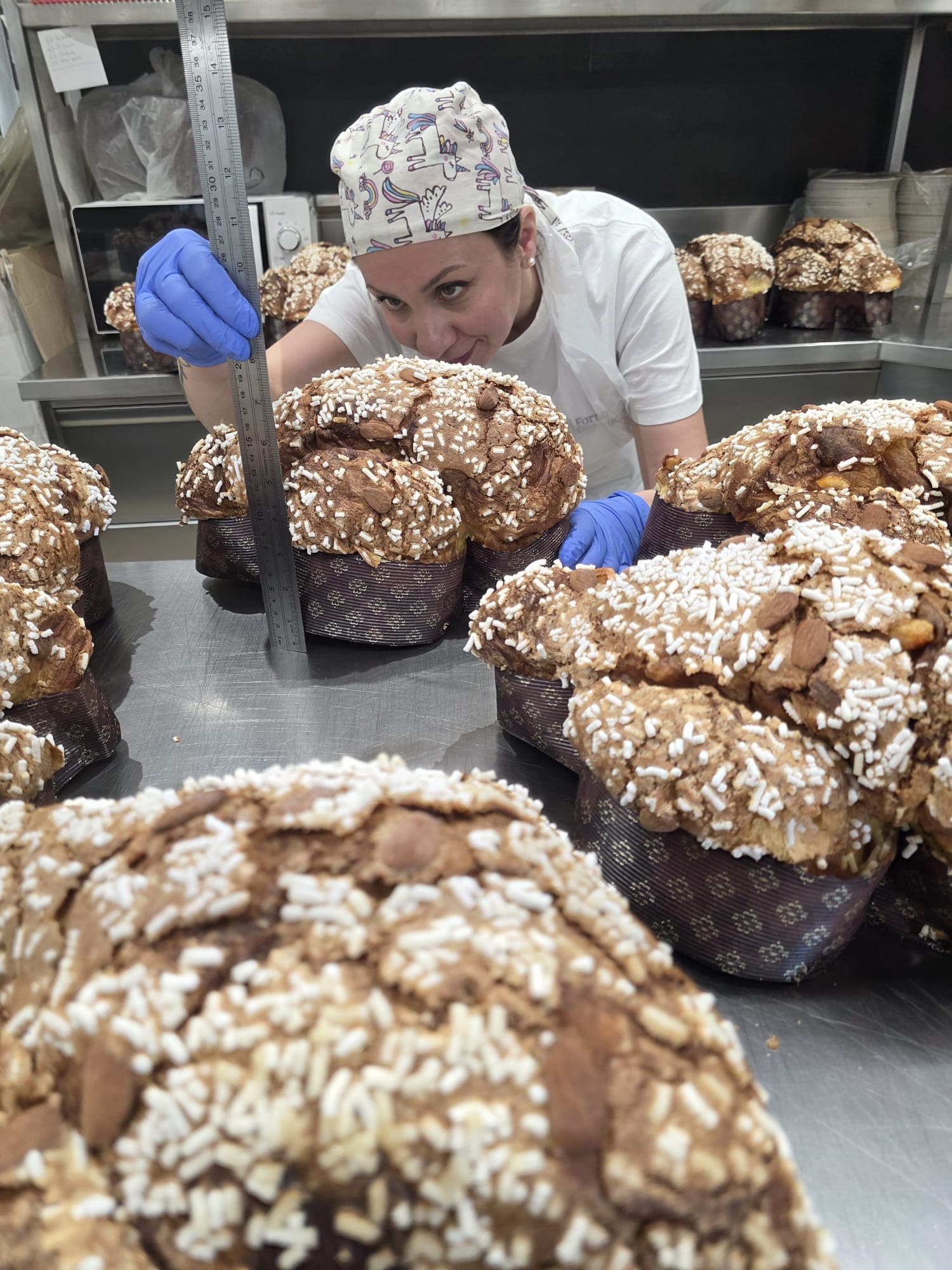 Controllo qualità di un panettone artigianale